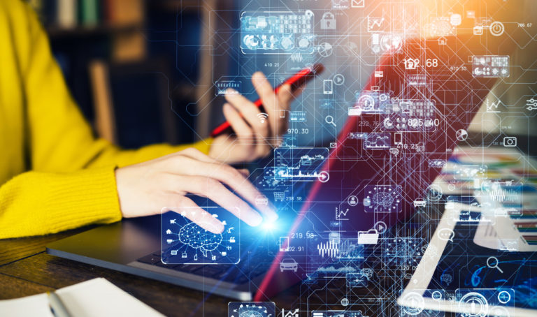 Swift / スイフトとは？iOSアプリ専用開発言語のメリットやデメリット・活用事例を紹介